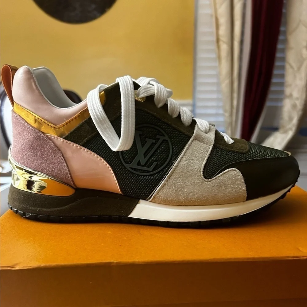 LOUIS VUITTON  Suede Calfskin Run Away Sneakers 39 Kaki
